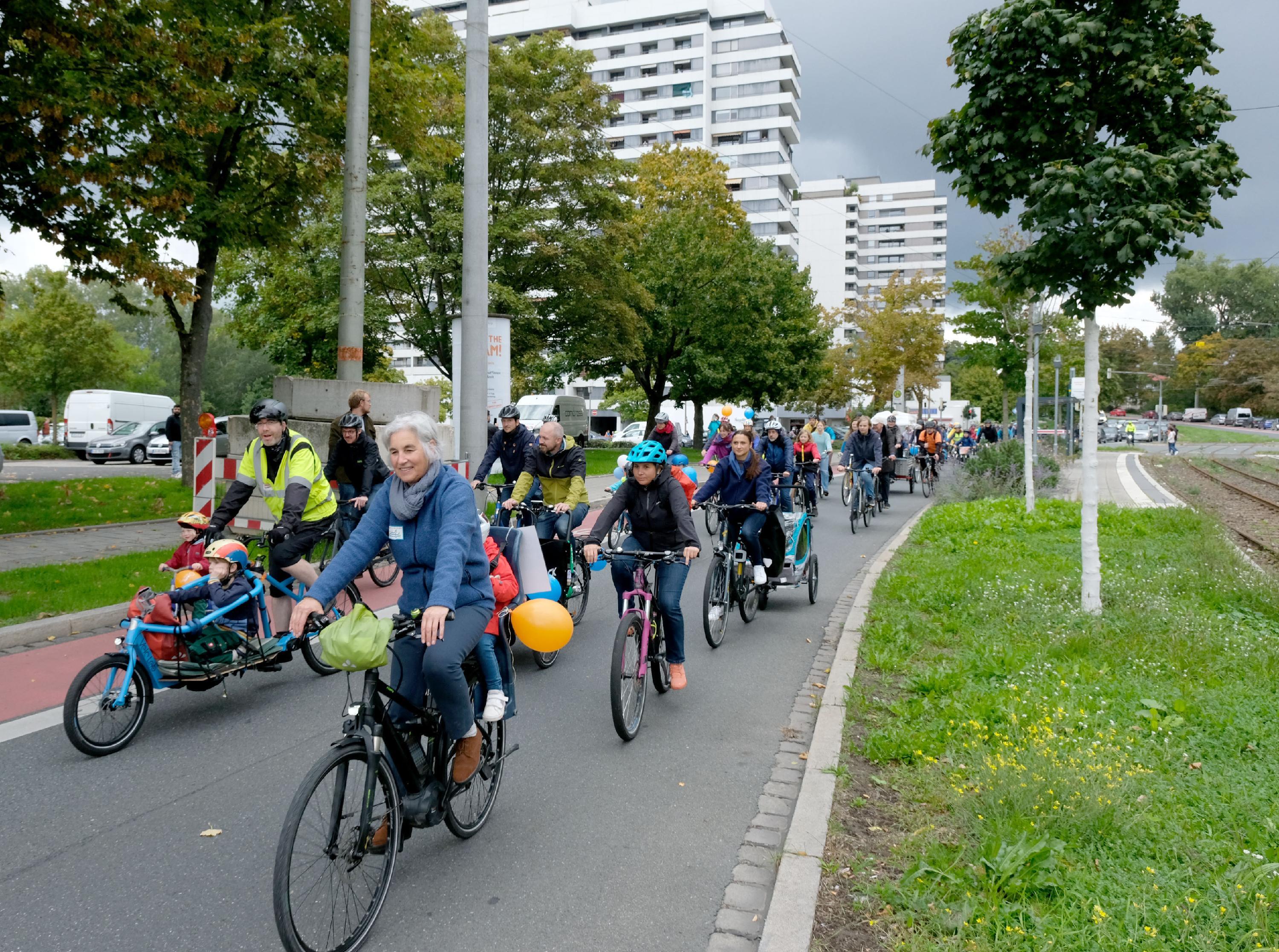 Anfangs war es nur bewölkt, später erwischte dann doch ein Regenschauer die Radler.