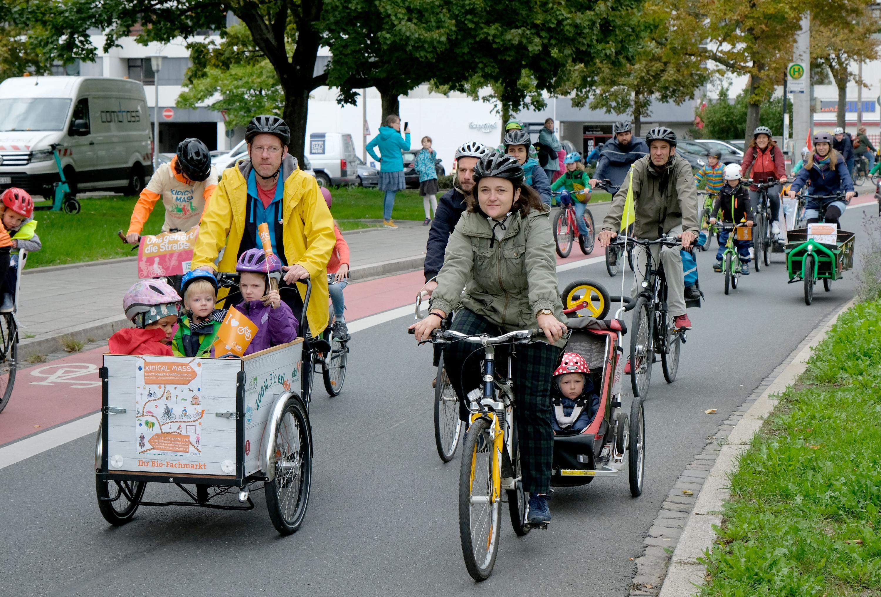 Mit Kind und Helm: So mancher Radler hatte gleich drei Kids dabei.