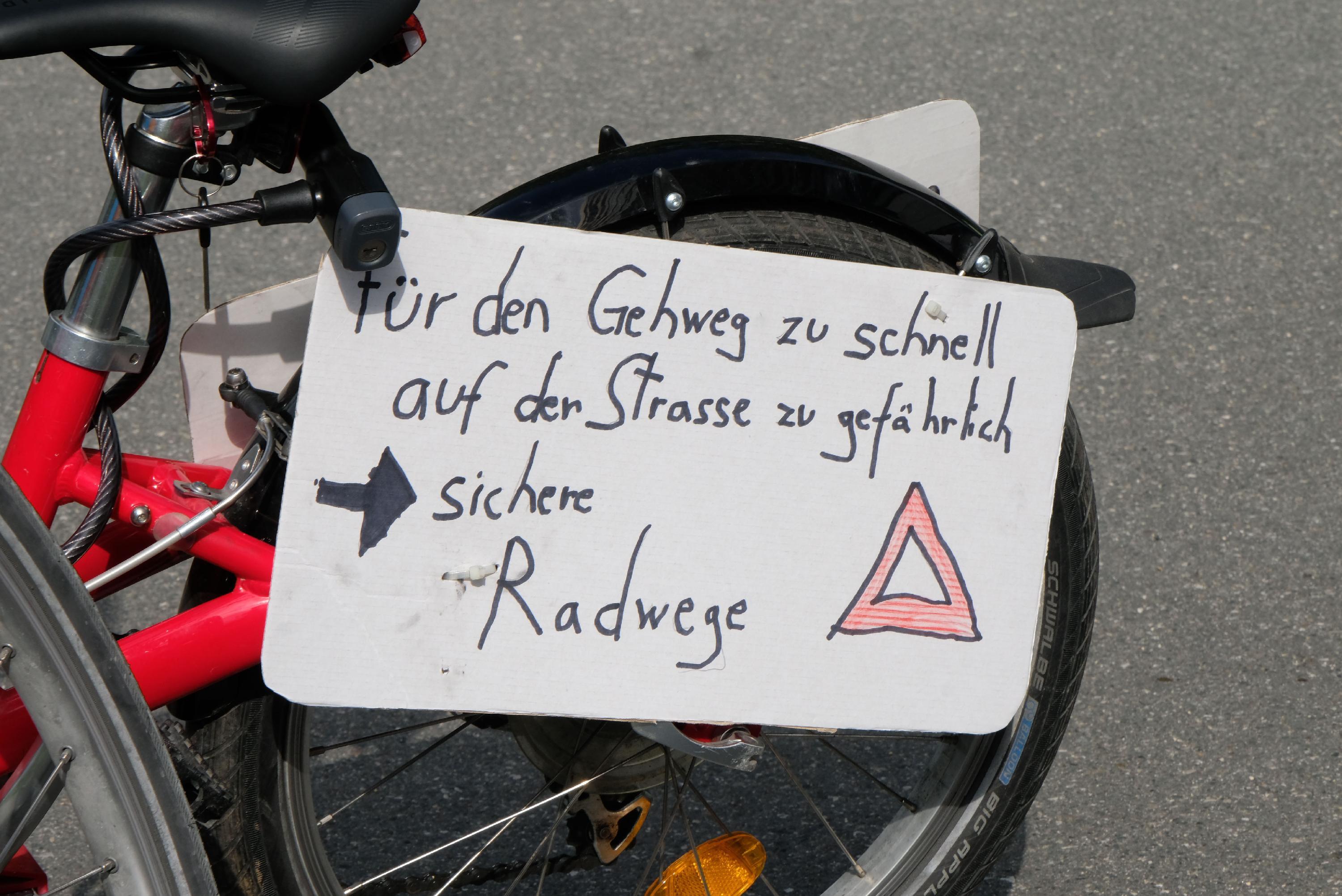 "Kidical Mass" setzt sich für ein inklusives und kinderfreundliches Straßenverkehrsrecht und mehr Platz auf den Straßen für die nächste Generation ein.