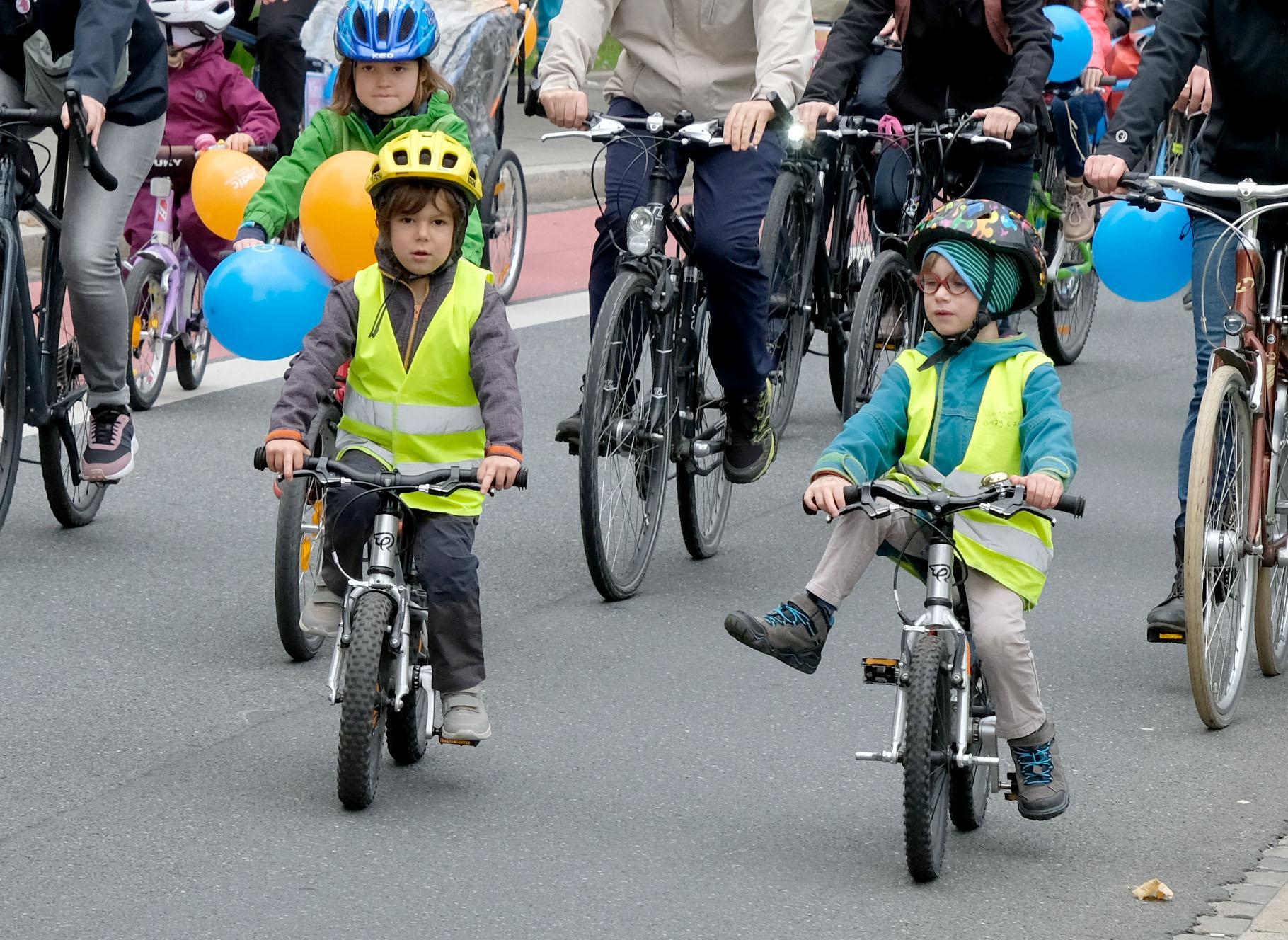An der Norikusbucht hatte der AFDC bunte Luftballons verteilt, es gab Sicherheitswesten für Kinder. 