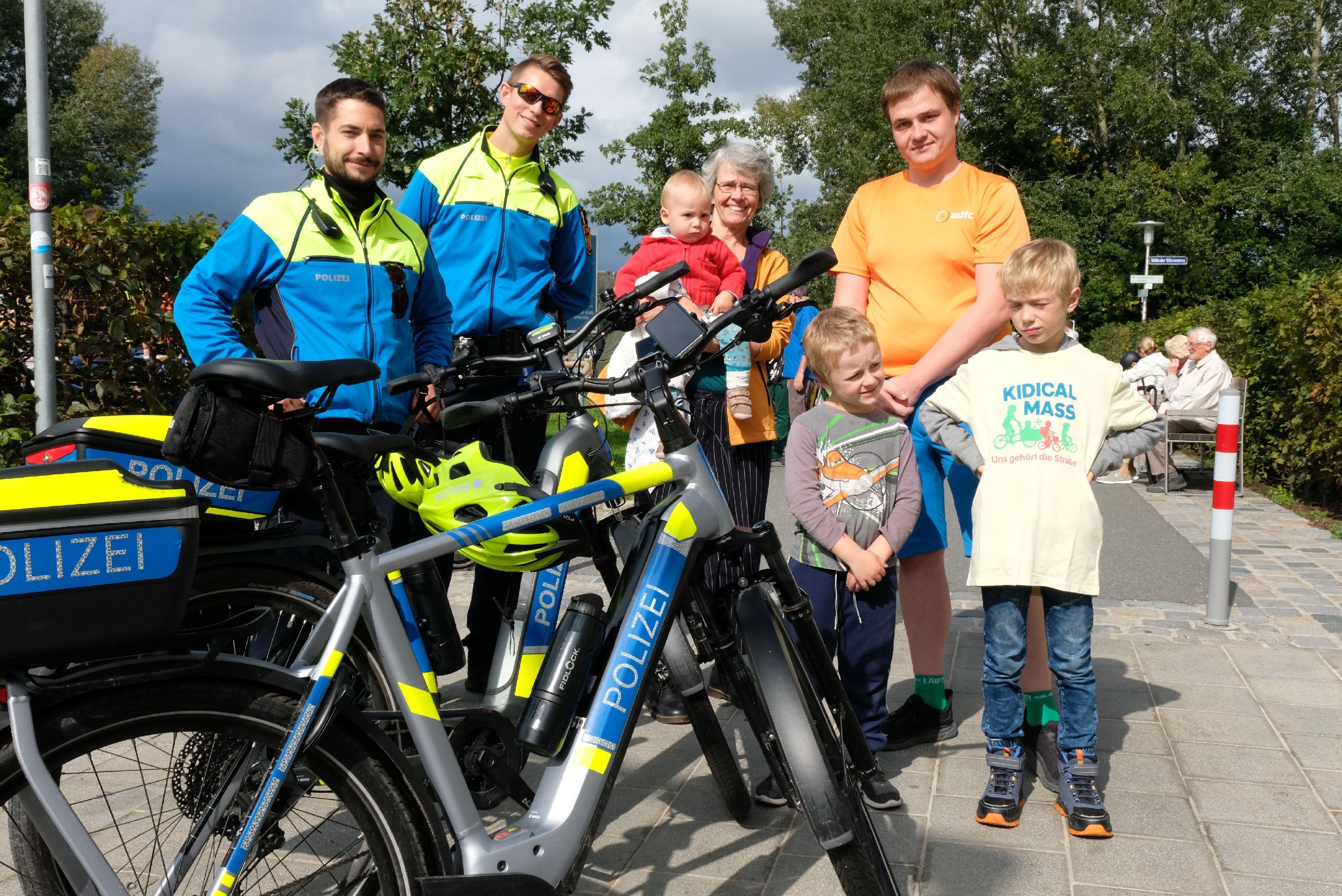 Auch Polizeibeamten waren mit dem Rad unterwegs.