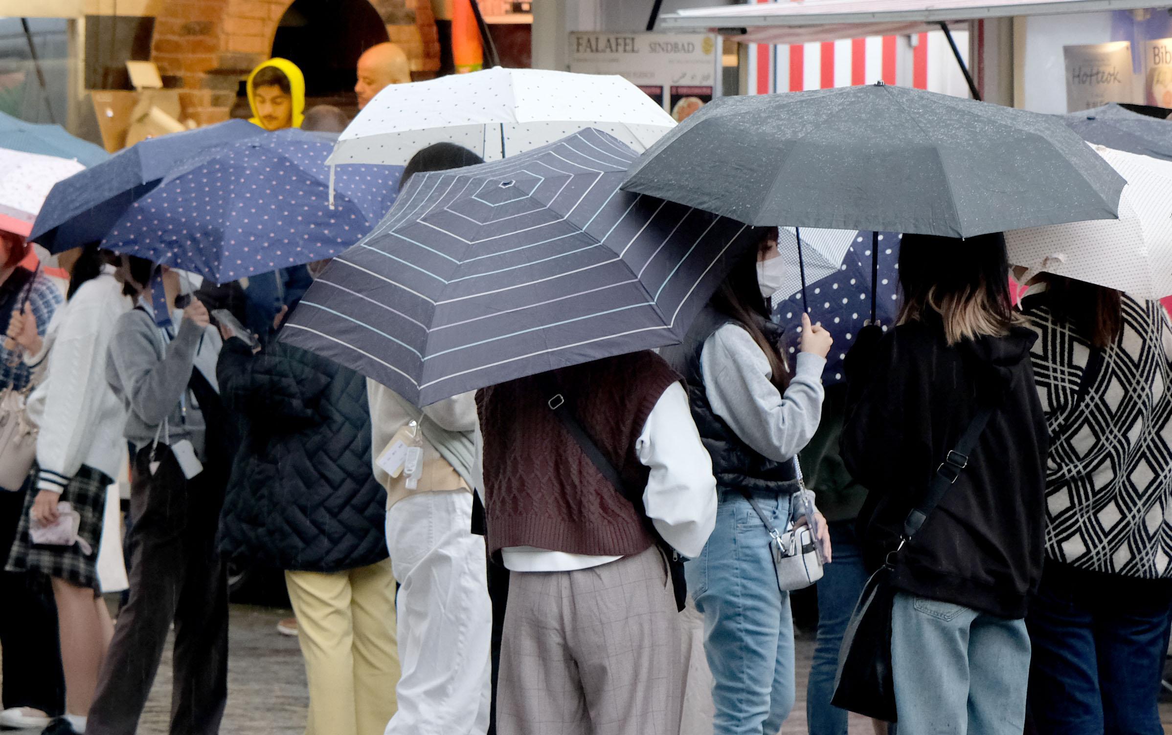 Dann hieß es Schirm an Schirm in der Altstadt. 