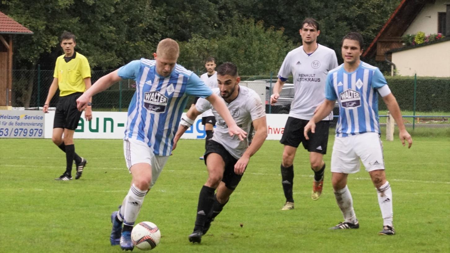 Cedric Riedel (links), der in dieser Szene energisch einen Angriff seiner Elf einleitet (rechts Kapitän Patrick Schäfer), und der FC Ottensoos feierten mit einem 2:0 gegen den TV 48 Erlangen den dritten Heimsieg in Folge. Cedric Riedel (links), der in dieser Szene energisch einen Angriff seiner Elf einleitet (rechts Kapitän Patrick Schäfer), und der FC Ottensoos feierten mit einem 2:0 gegen den TV 48 Erlangen den dritten Heimsieg in Folge.