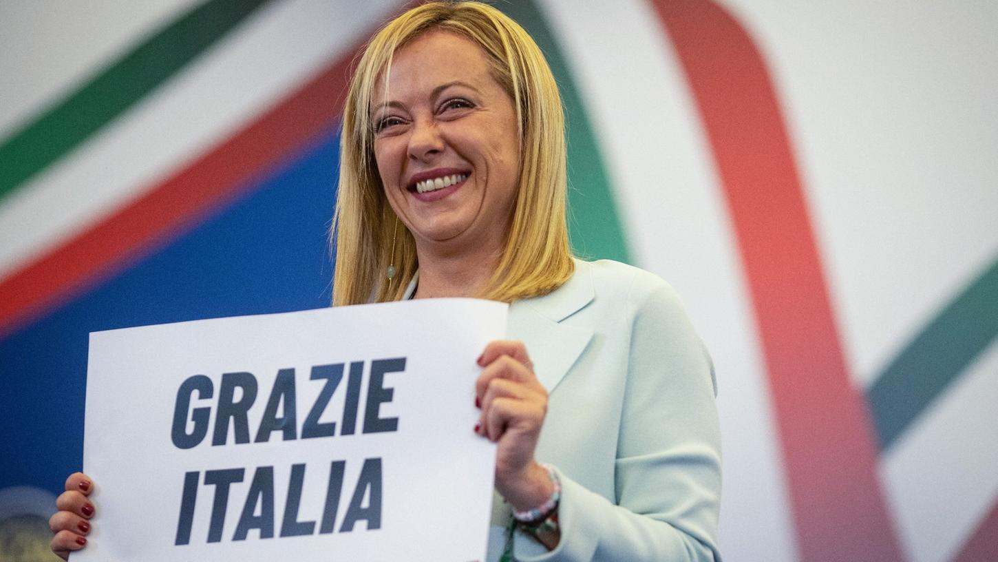 Strahlende Siegerin: Giorgia Meloni, Vorsitzende der rechtsradikalen Partei Fratelli d'Italia, hält ein Schild mit der Aufschrift "Grazie Italia" ("Danke Italien"). Strahlende Siegerin: Giorgia Meloni, Vorsitzende der rechtsradikalen Partei Fratelli d'Italia, hält ein Schild mit der Aufschrift "Grazie Italia" ("Danke Italien").