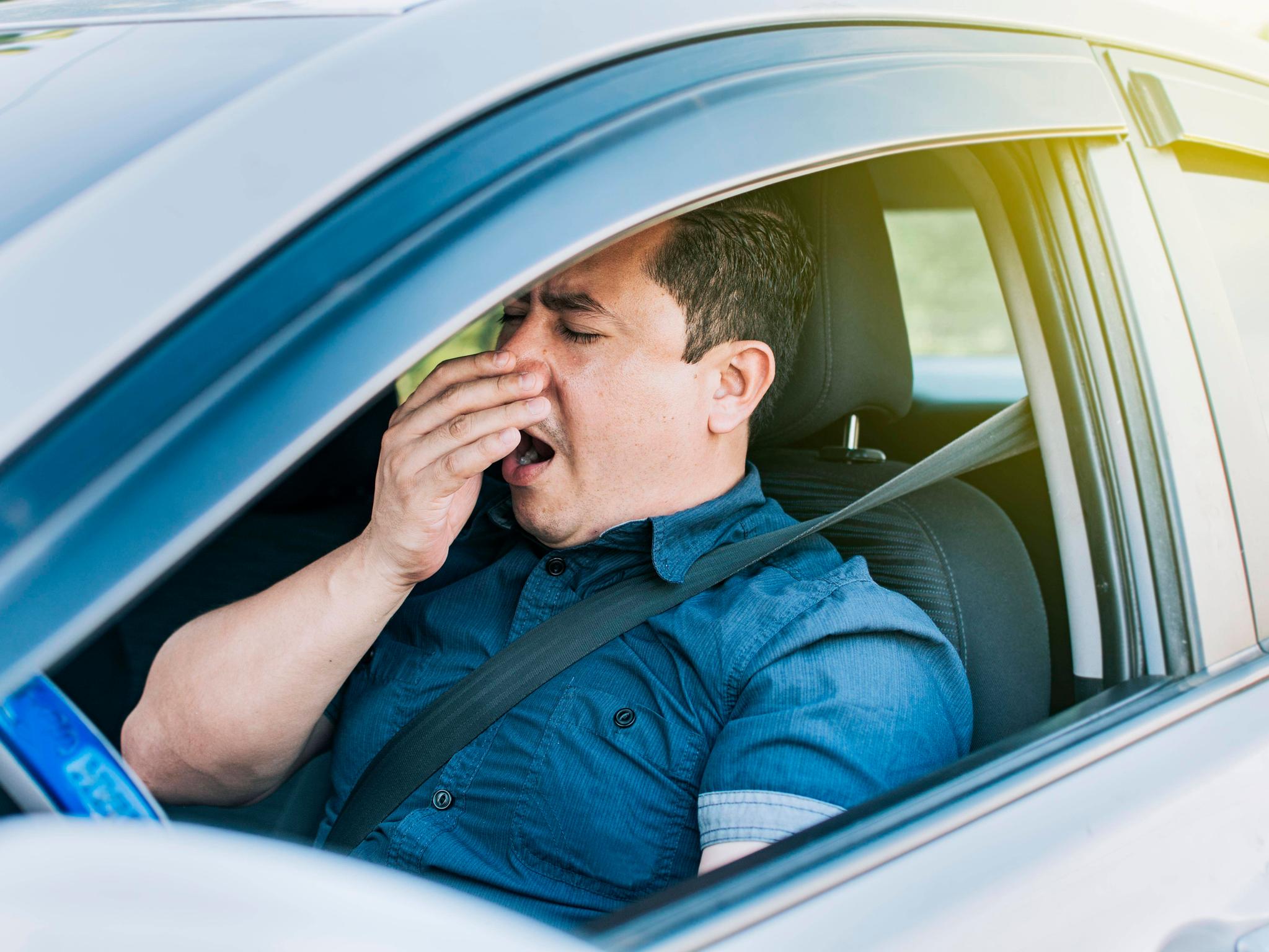 Schlafen im Auto: Ist das erlaubt oder drohen Strafen?
