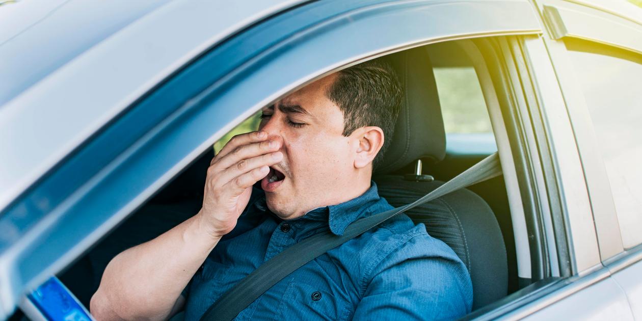 Schlafen im Auto: Ist das erlaubt oder drohen Strafen?