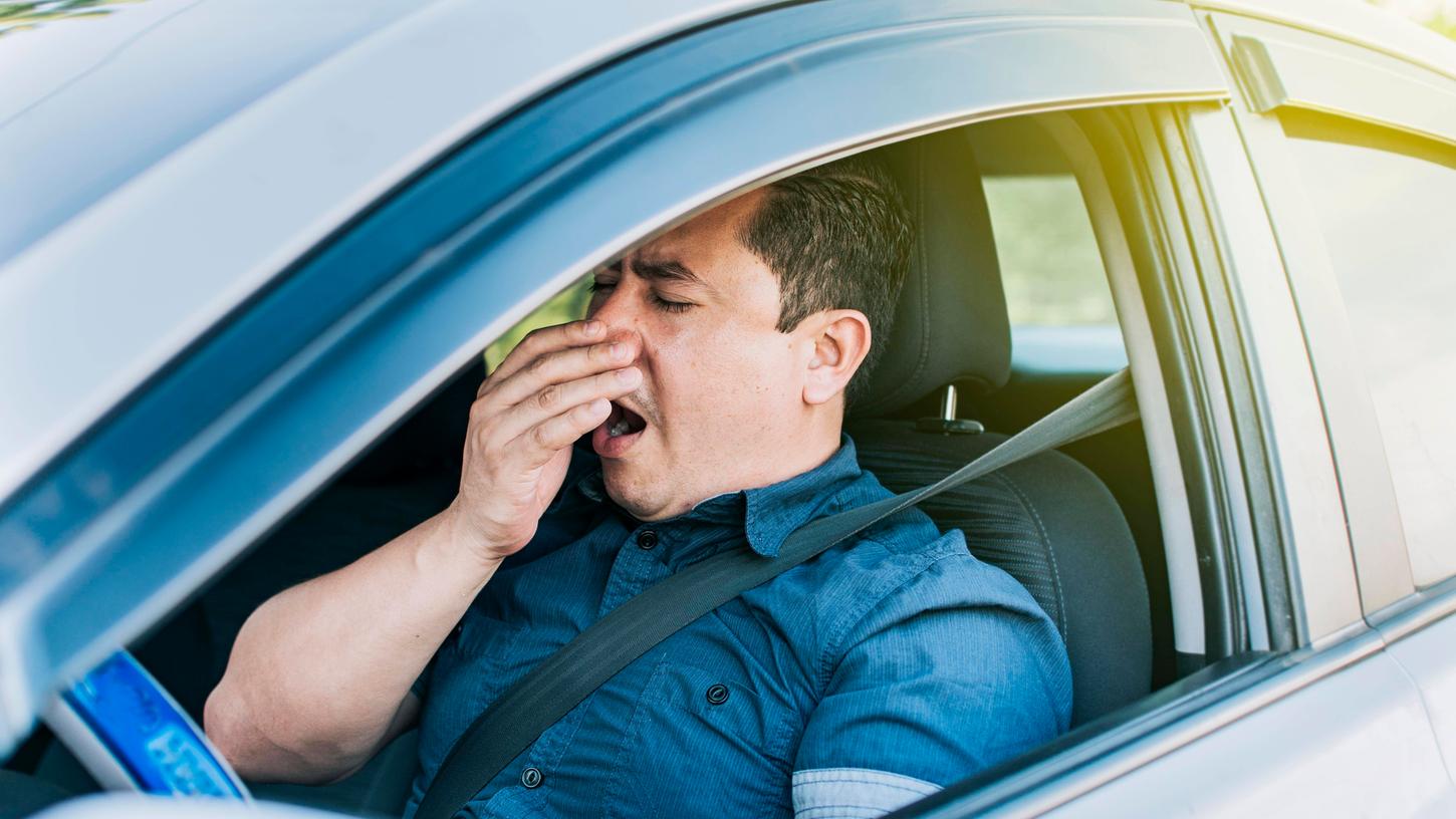 Schlafen im Auto: Ist das erlaubt oder drohen Strafen?