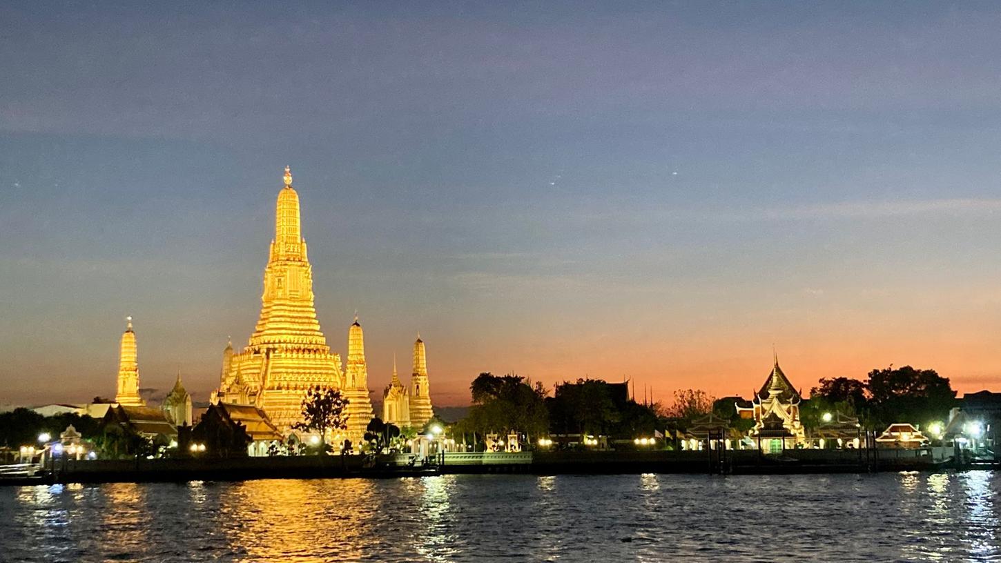 Sehenswürdigkeit wie den Wat Arun (Tempel der Morgenröte) zu besuchen, ist in den kühlen Abendstunden am angenehmsten. Der Gouverneur von Bangkok will die Öffnungszeiten nun verlängern.