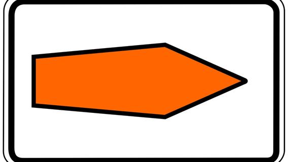 Orangener Pfeil auf weißem Grund: Was bedeutet dieses Verkehrsschild?