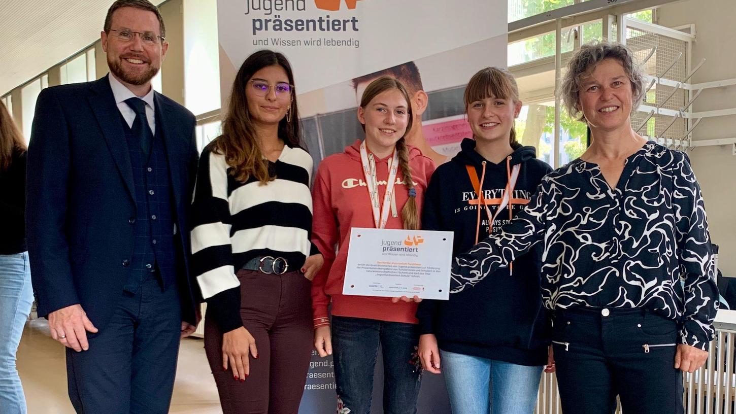 Der Schulleiter Bruno Kuntke (li.) und die Koordinatorin für Jugend-präsentiert am HGF Martina Polster nahmen in Berlin die ehrende Schulplakette und Urkunde mit den Schülerinnen Ilayda Tokan, Svenja Keilholz und Annika Bauer (v.li.) entgegen, die ausgezeichnet wurden. Der Schulleiter Bruno Kuntke (li.) und die Koordinatorin für Jugend-präsentiert am HGF Martina Polster nahmen in Berlin die ehrende Schulplakette und Urkunde mit den Schülerinnen Ilayda Tokan, Svenja Keilholz und Annika Bauer (v.li.) entgegen, die ausgezeichnet wurden.