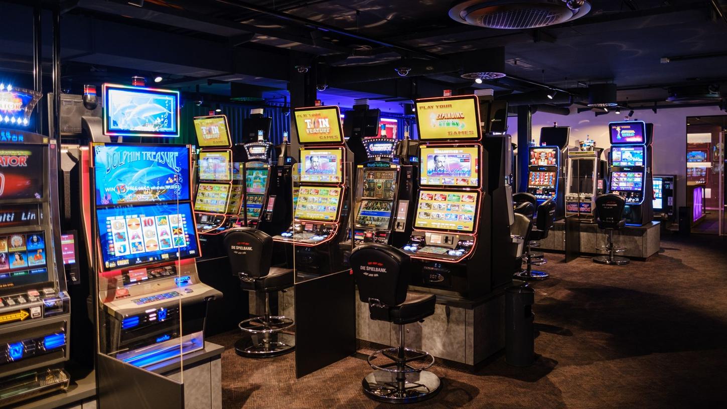 Ob im Online-Casino oder in der Spielhalle: Glücksspiel kann süchtig machen - und Beziehungen mit anderen belasten.