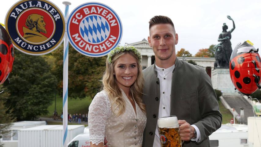 Melissa Halter ist wohl bereits seit fünf Jahren die Freundin des Verteidigers Niklas Süle. Zu diesem Zeitpunkt postete das Paar zumindest ihr erstes gemeinsames Foto. Die beiden halten sich sehr bedeckt mit ihrem Privatleben - viel ist nicht bekannt. Jedoch begrüßten Halter und Süle im Januar 2021 ihren ersten gemeinsamen Sohn. Das Bild der beiden entstand 2018 beim alljährlichen Oktoberfest-Besuch des FC Bayern München. Mittlerweile spielt Süle für Borussia Dortmund.