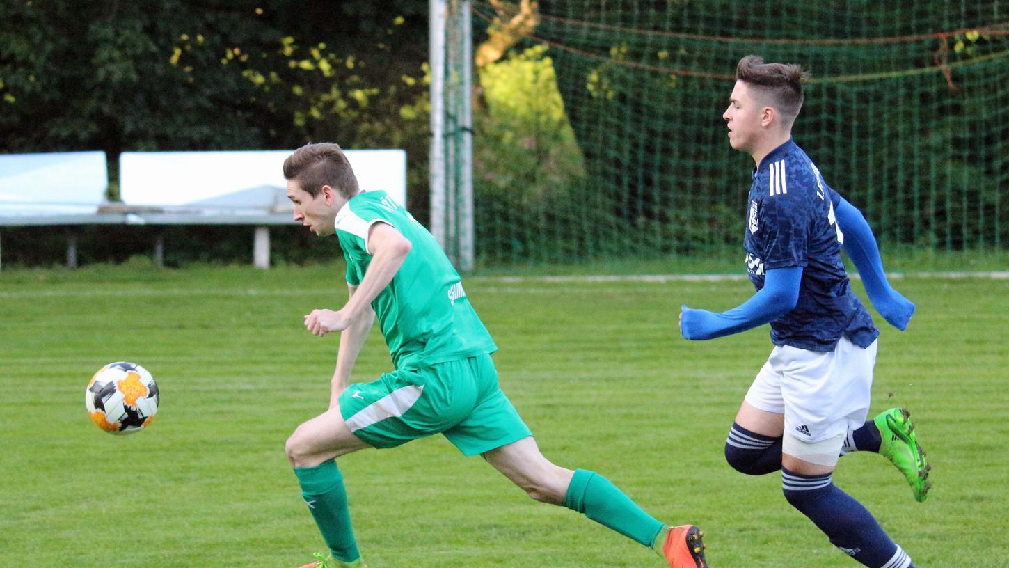 Michael Schmid (Grün) auf dem Weg zur 1:0 Führung für den FV Röthenbach. Nach 90 Minuten mussten sich die Gastgeber jedoch mit 1:3 geschlagen geben. Michael Schmid (Grün) auf dem Weg zur 1:0 Führung für den FV Röthenbach. Nach 90 Minuten mussten sich die Gastgeber jedoch mit 1:3 geschlagen geben.