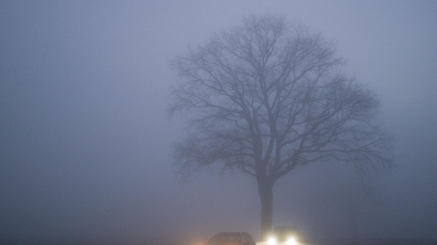 Mystische Stimmung - aber auch gefährlich: Bei schlechten Lichtverhältnissen kommt es auf eine funktionierende Lichtanlage und beste Sicht durch die Autoscheiben an.