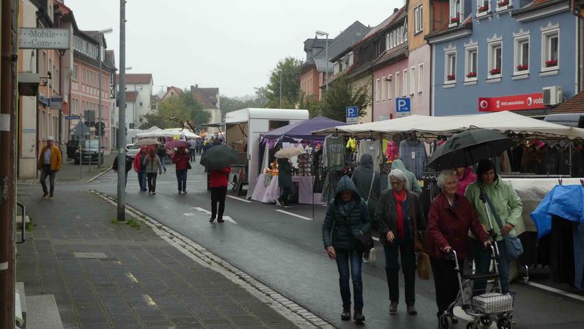 Die Marktbesucher beim bunten Herbstmarkt in Neustadt/Aisch vertrieb gegen Mittag ein kräftiger Regenschauer ...