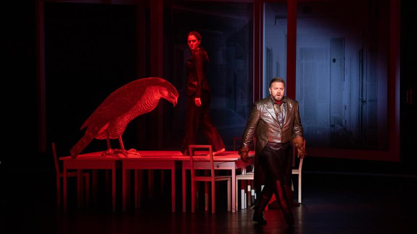 Der rote Falke ist der wichtigste Begleiter des Kaisers auf der Jagd. Szene aus Richard Strauss' Oper "Die Frau ohne Schatten" am Nürnberger Opernhaus, Regie Jens-Daniel Herzog.