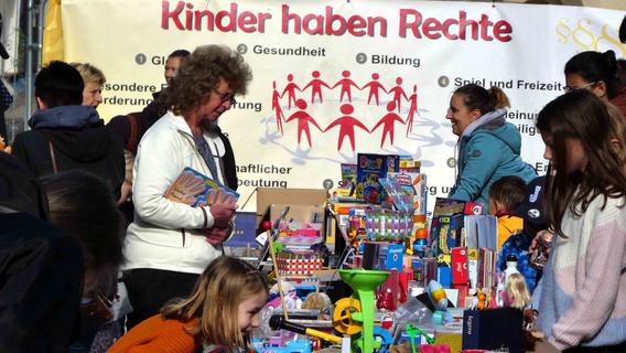 Was das Kinderherz begehrt: Faszination Trempelmarkt im Schlosshof von Neustadt/Aisch