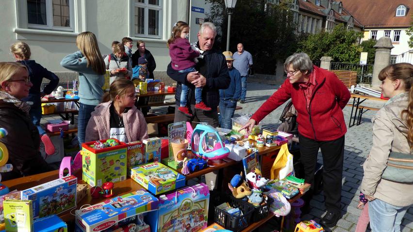 Bürgermeister Klaus Meier (links), erlebte den Kinder-Trempelmarkt im Schlosshof in Neustadt/Aisch einmal in der Opa-Rolle und lobte Irmi Brenner (rechts) mit ihrem Team für die erneut gelungene Organisation.