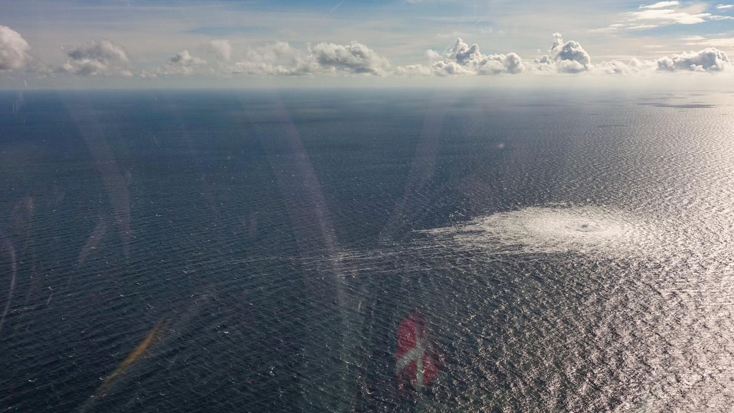 Das vom dänischen Verteidigungskommando zur Verfügung gestellte Foto zeigt das Nord-Stream 2-Gasleck in der Nähe von Bornholm aus der Luft.
