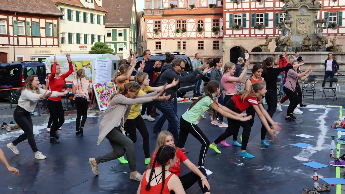 Für die "Lange Nacht der Demokratie" im vergangenen Jahr hatte sich das Jugendtanzprojekt des Tanztheaters "Sieben Morgen" mit dem Thema "Demokratie und andere Staatsformen" auseinandergesetzt und dazu Tanz-, Bewegungs-, Text- und Musiksequenzen entwickelt.