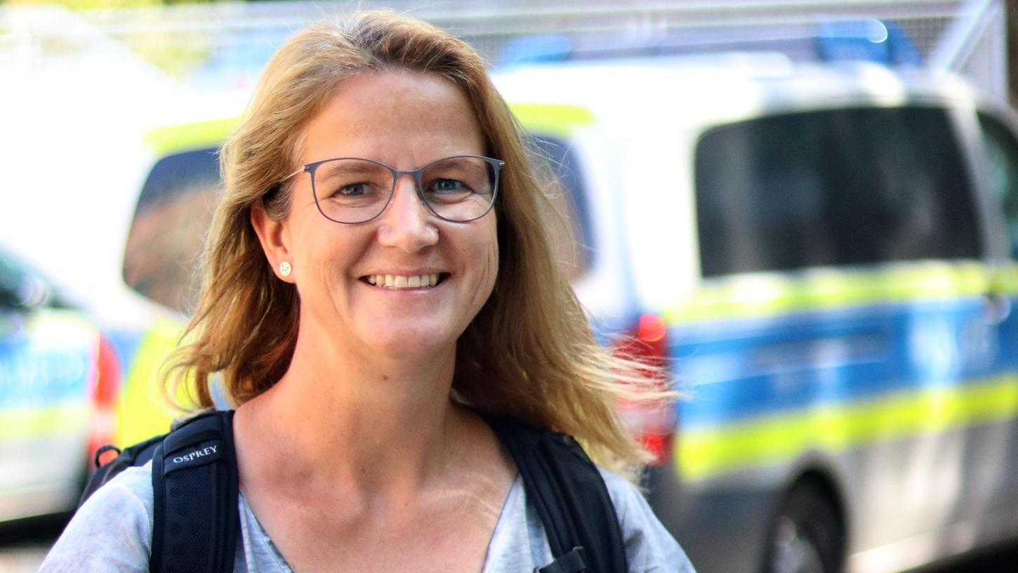 Die Kriminalhauptkommissarin Sandra Köhler hat bei einer Wanderung durch Hessen Spenden für den Wiederaufbau nach der Flutkatastrophe im Ahrtal gesammelt.