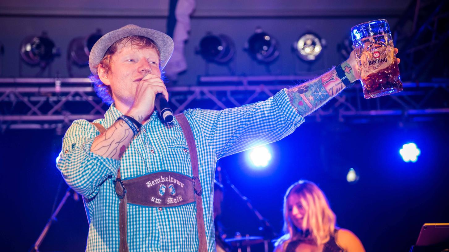 Ed Sheeran taucht auf dem Frankfurter Oktoberfest auf und war in Partylaune und gab ein kleines Spontan-Konzert.