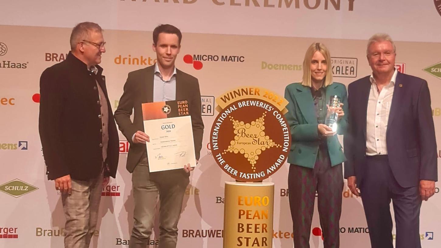 Gold für das Veldensteiner Rotbier: Bei der Preisverleihung des European Beer Star in München nahmen Caroline und Andreas Laus (Mitte) die begehrte Auszeichnung von den Verbands-Präsidenten Georg Rittmayer (links) und Detlev Projahn (rechts) entgegen.