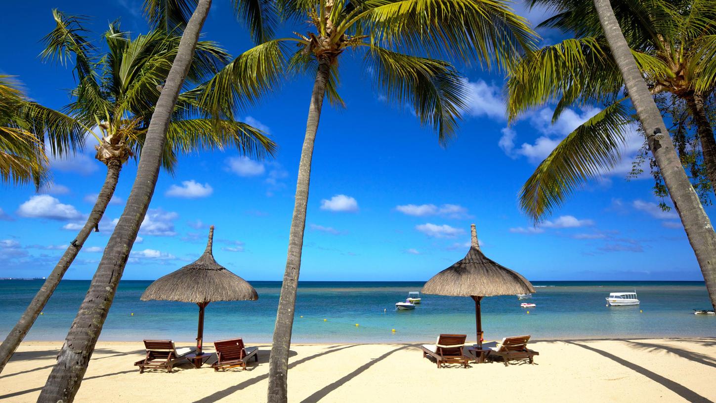 Pool und Palmenstrand auf Mauritius: Nach dem Urlaub geht die Erholung – doch die Schulden bleiben.
 
