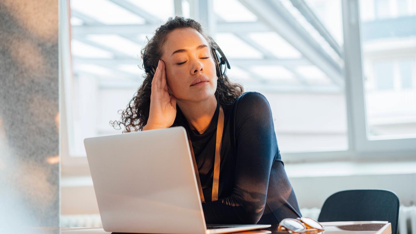 Fehlender Schlaf, Bewegungsmangel und Stress am Arbeitsplatz können Gründe sein, warum man ständig müde ist.