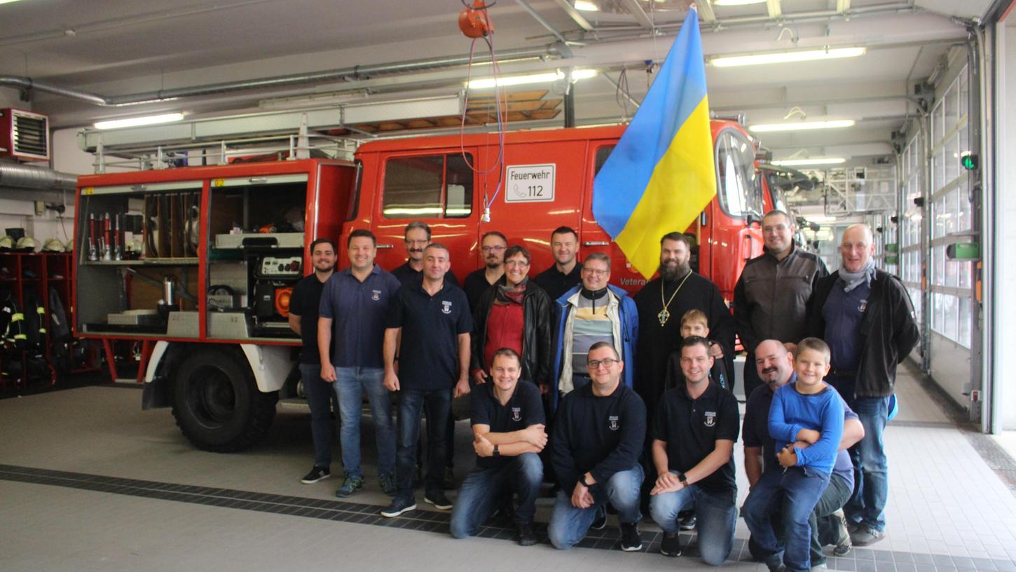 Von Weißenburg aus ist jetzt ein weiteres Löschfahrzeug in die Westukraine gegangen. Der Treuchtlinger Thomas Schröder hat es zur Verfügung gestellt, bei der Weißenburger Feuerwehr wurde es einsatzbereit gemacht. Bevor sich vier ukrainische Feuerwehrleute damit auf den Weg machten, wurde es noch gesegnet. Von Weißenburg aus ist jetzt ein weiteres Löschfahrzeug in die Westukraine gegangen. Der Treuchtlinger Thomas Schröder hat es zur Verfügung gestellt, bei der Weißenburger Feuerwehr wurde es einsatzbereit gemacht. Bevor sich vier ukrainische Feuerwehrleute damit auf den Weg machten, wurde es noch gesegnet.