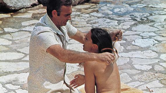 Ohrfeigen und sexuelle Nötigung: Warum alte Bond-Filme teilweise schwer zu ertragen sind