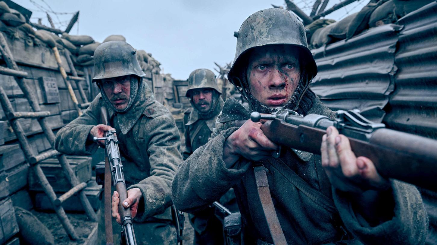 Szene aus dem Kinofilm mit Felix Kammerer als Paul Baeumer, Edin Hasanovic als Tjaden Stackfleet und Albrecht Schuch als Stanislaus “Kat” Katczinsky. Szene aus dem Kinofilm mit Felix Kammerer als Paul Baeumer, Edin Hasanovic als Tjaden Stackfleet und Albrecht Schuch als Stanislaus “Kat” Katczinsky.