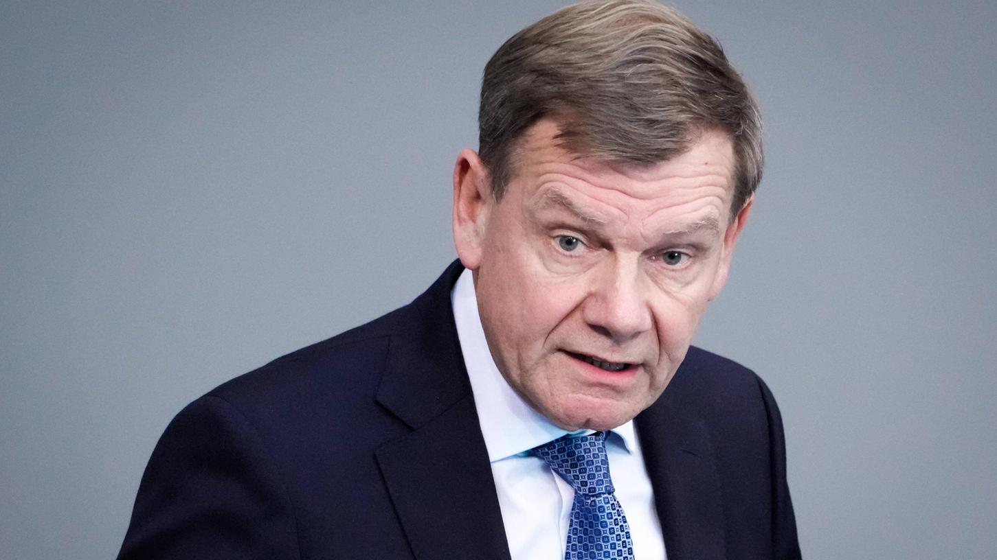 Johann David Wadephul (CDU/CSU) bei seiner Rede zur Bundestagsdebatte um die Unterstützung der Ukraine mit schweren Waffen.
Johann David Wadephul (CDU/CSU) bei seiner Rede zur Bundestagsdebatte um die Unterstützung der Ukraine mit schweren Waffen.