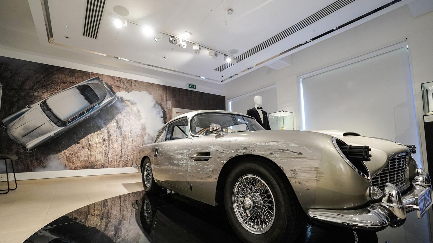 Ein Aston Martin DB5, Stuntcar aus dem Bond-Film "Keine Zeit zu sterben", ist in London versteigert worden.