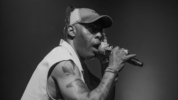 Vom kalifornischen Compton bis an die Spitze der Charts: Artis Leon Ivey Jr. - besser bekannt als Coolio - schaffte es 1995 mit seinem Hit "Gangsta's Paradise" unter die ganz Großen. Nun ist der Rapper gestorben. Der Grammy-Preisträger wurde 59 Jahre alt. Der überraschende Tod des Rappers löste in der Musikszene Bestürzung aus.