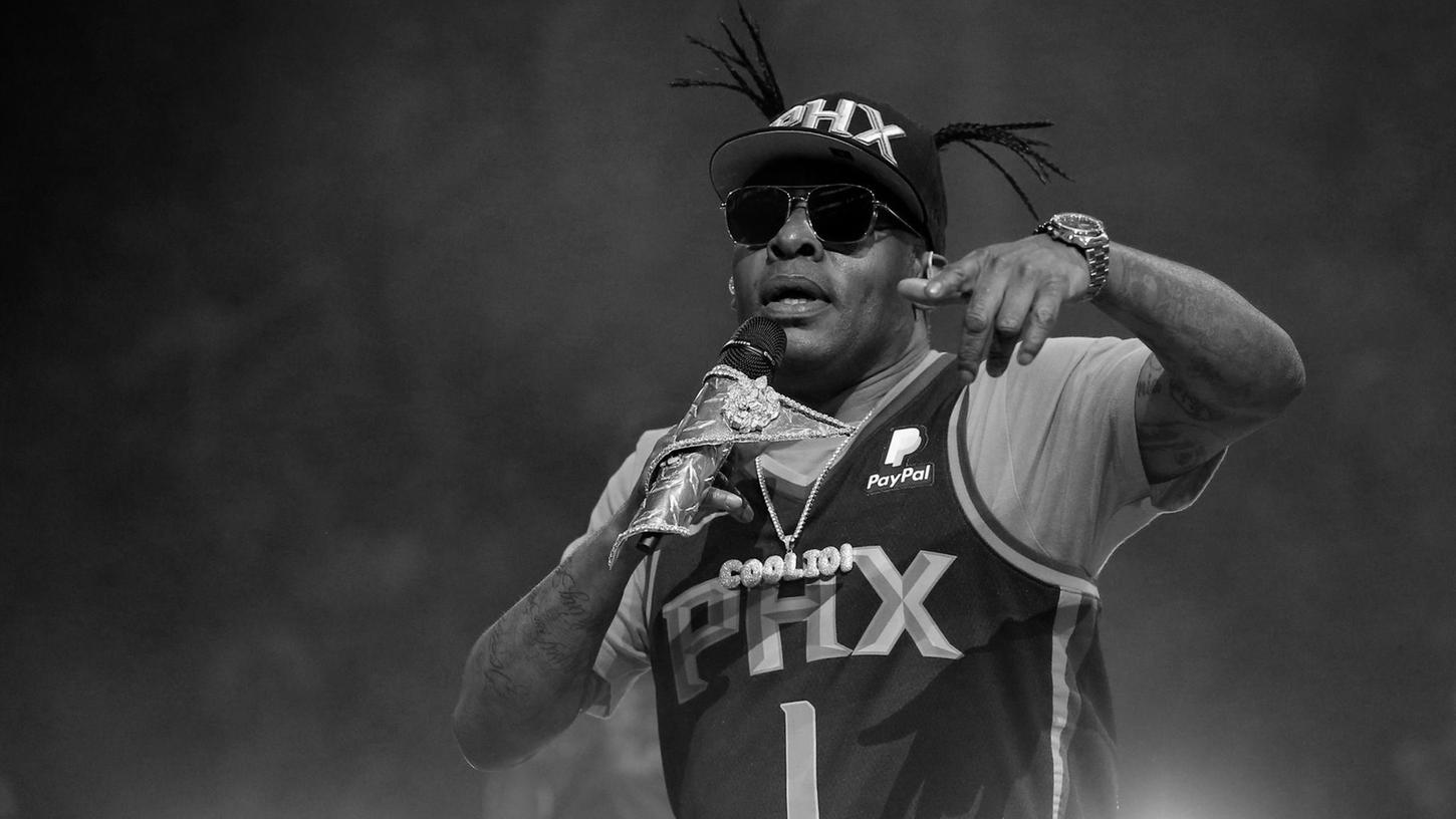 Coolio tritt in der Halbzeitpause eines NBA-Basketballspiels im US-Bundesstaat Arizona auf. Coolio tritt in der Halbzeitpause eines NBA-Basketballspiels im US-Bundesstaat Arizona auf.