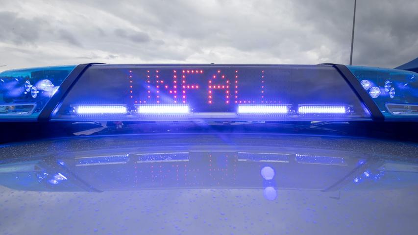 B13 in Franken für eine halbe Stunde gesperrt: Auto schleudert in Laster B13 in Franken für eine halbe Stunde gesperrt: Auto schleudert in Laster