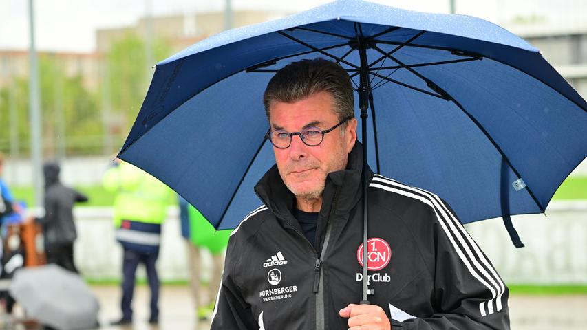 Der Schirmherr vom Valznerweiher: Dieter Hecking kann sich vorstellen, in Nürnberg zu bleiben. Der Schirmherr vom Valznerweiher: Dieter Hecking kann sich vorstellen, in Nürnberg zu bleiben.