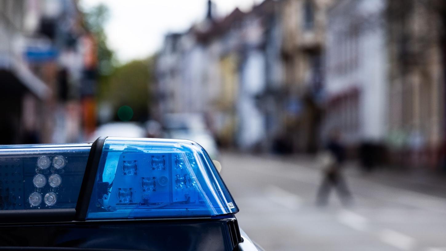 Die Polizei sucht nun Zeugen, die den Vorfall beobachtet haben. Die Polizei sucht nun Zeugen, die den Vorfall beobachtet haben.