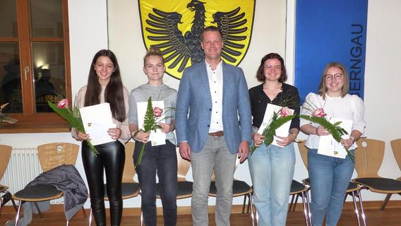 Berngau: Sechs junge Frauen bekamen Belobigungen