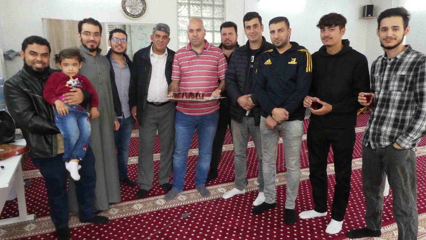 Hassan Bani Hassan und Bruder Alghorani Hussam (von links) freuen sich ebenso wie der Vorsitzende des Islamischen Kulturzentrums Neustadt/Aisch, Mohammad Al Baradan (Vierter von links), auf viele Besucher am Tag der offenen Moschee, der Gelegenheit zu Dialogen in guter Atmosphäre bietet.