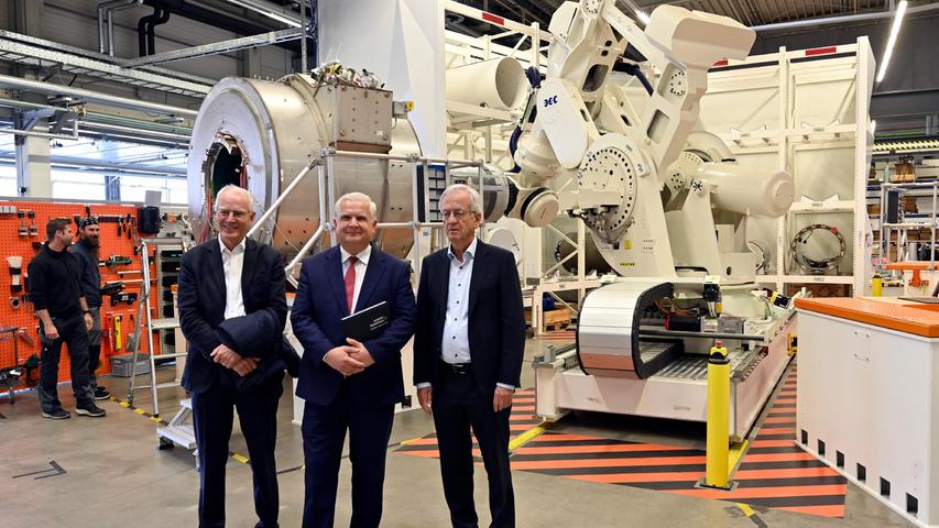 Der Leiter MRT Arthur Kaindl (Mitte) begrüßt Ex-Siemenschef Heinrich von Pierer (r.) und Siegfried Balleis.