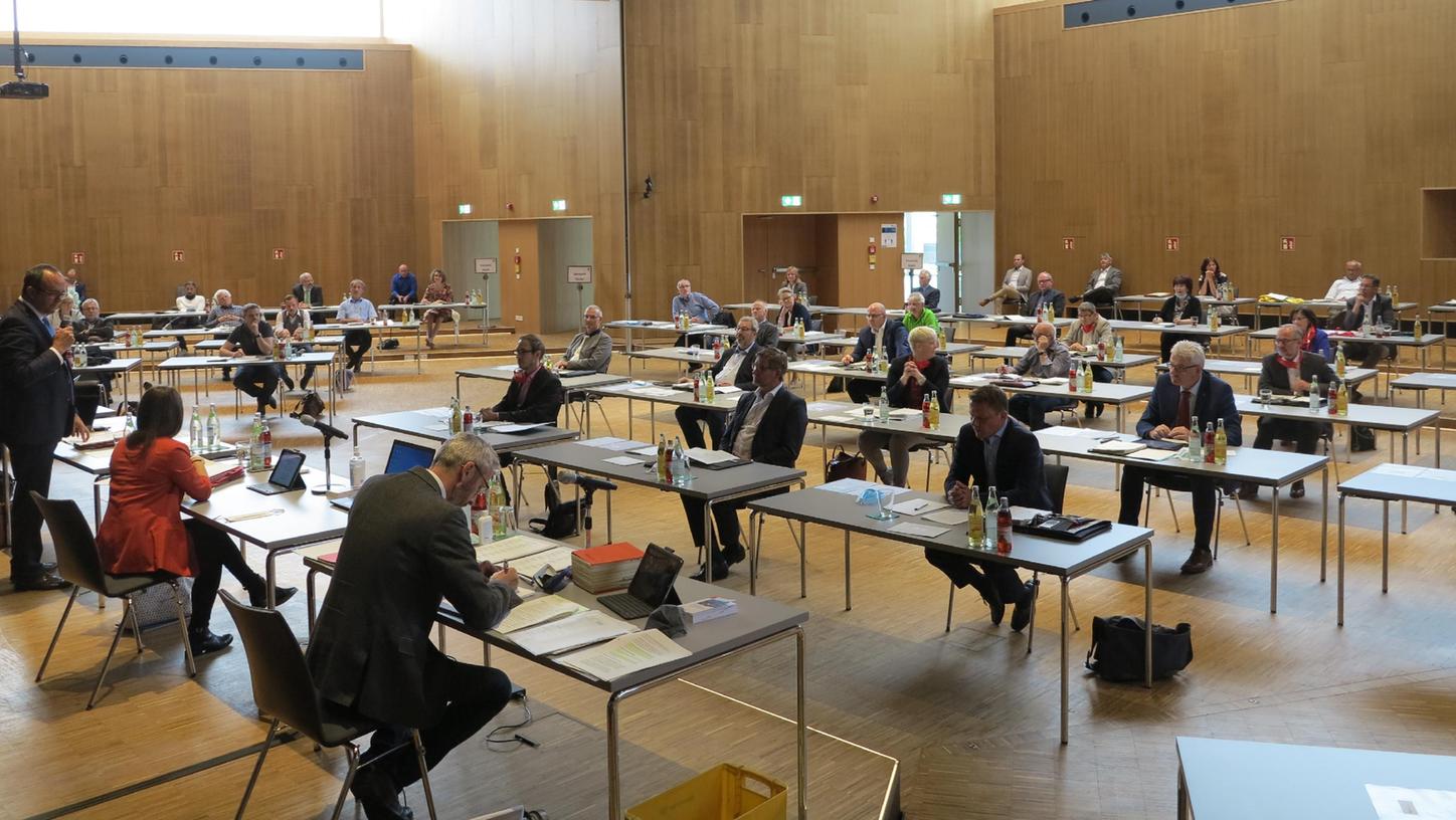 Kreistags-Sitzung in der Gunzenhäuser Stadthalle (hier eine Archiv-Aufnahme): Nach der jüngsten Sitzung wurden zwei Kommunalpolitiker positiv auf das Corona-Virus getestet. Kreistags-Sitzung in der Gunzenhäuser Stadthalle (hier eine Archiv-Aufnahme): Nach der jüngsten Sitzung wurden zwei Kommunalpolitiker positiv auf das Corona-Virus getestet.