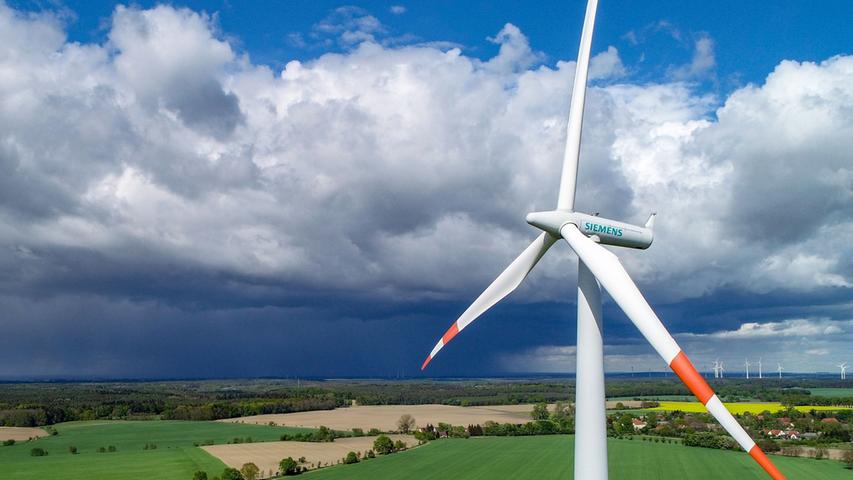 Die Sparte Siemens Energy kümmert sich um Antworten auf die immer komplizierter werdende Versorgung der Welt mit Energie und baut unter anderem Windkrafträder.