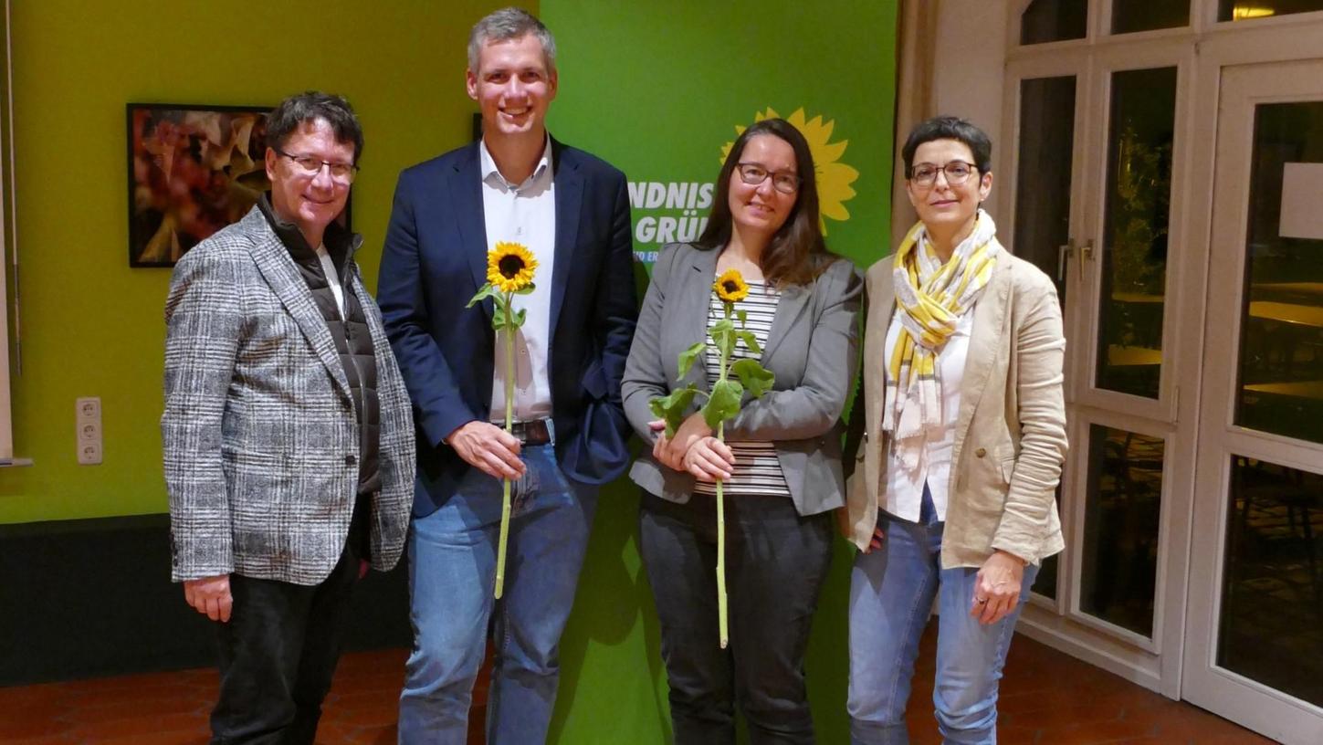 Mit großer Mehrheit wählten die Mitglieder von Bündnis 90/Die Grünen in Erlangen, Heroldsberg und Möhrendorf ihre Direktkandidat*innen für die Wahlen im kommenden Jahr. Erneut treten Maria Scherrers (41, 2. v. re.) für den Bezirkstag und Christian Zwanziger (35, 2. v. li.) für den Landtag an. Mit großer Mehrheit wählten die Mitglieder von Bündnis 90/Die Grünen in Erlangen, Heroldsberg und Möhrendorf ihre Direktkandidat*innen für die Wahlen im kommenden Jahr. Erneut treten Maria Scherrers (41, 2. v. re.) für den Bezirkstag und Christian Zwanziger (35, 2. v. li.) für den Landtag an.