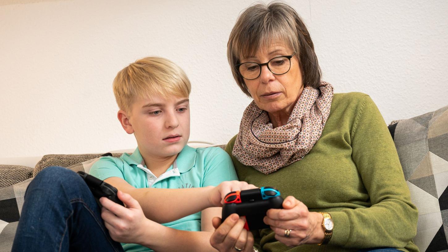 Die Jüngeren mit dem digitalen Know-How, die Älteren mit der Lebenserfahrung: Unterschiedliche Generationen können viel voneinander lernen.