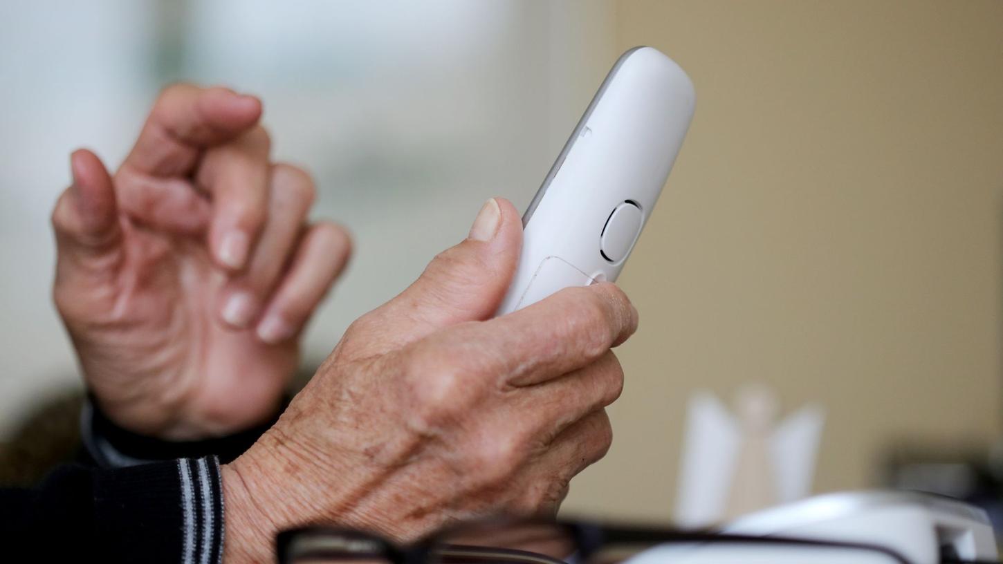 Telefonbetrüger haben es vor allem auf ältere Menschen abgesehen. 
