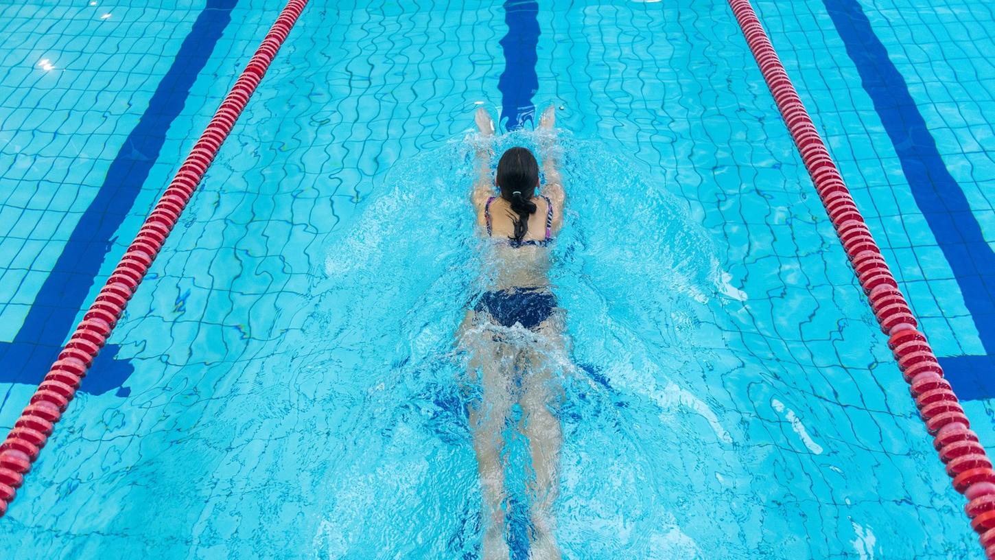 Neoprenanzug statt Bikini? Angesichts der niedrigeren Temperaturen im Schwimmbecken sucht manch einer nach Alternativen.