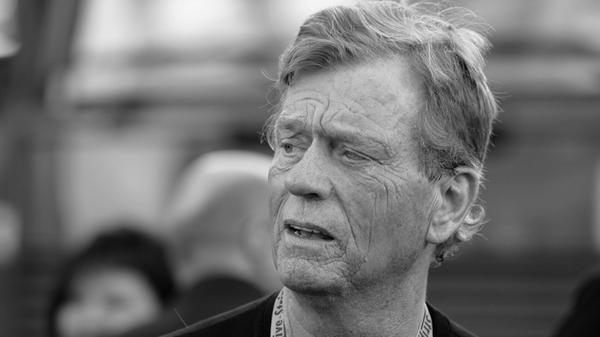 Ferfried Prinz von Hohenzollern ist in der Nacht auf Dienstag im Klinikum Großhadern in München gestorben, das berichten Bunte und Bild-Zeitung mit Berufung auf den engsten Familienkreis. Der ehemalige Tourwagen-Rennfahrer wurde 79 Jahre alt. Bekanntheit erlangte der Prinz vor allem durch seine Beziehung mit Reality-TV-Star Tatjana Gsell - obwohl er damals noch mit Maja Synke Meinert verheiratet war. Die Liaison währte etwa von 2004 bis 2006. RTL II widmete den beiden die vierteilige Soap "Tatjana & Foffi - Aschenputtel wird Prinzessin".