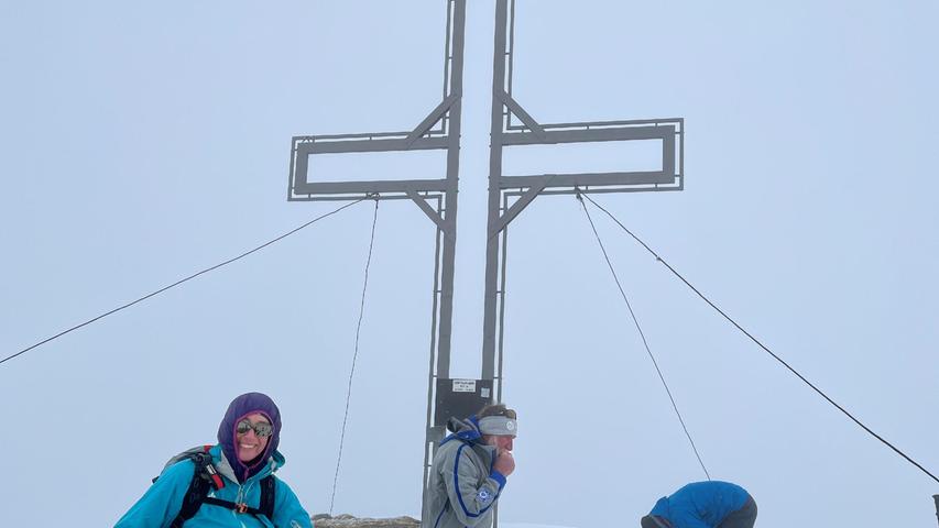 1200 Höhenmeter nach oben gelaufen - auch wenn die Fernsicht zu wünschen lässt, ist die Freude am Gipfel des 2215 Meter hohen Steinbergstein groß! Die spannende Reisereportage zu dieser Bildergalerie lesen Sie unter www.nn.de/leben/reisen
